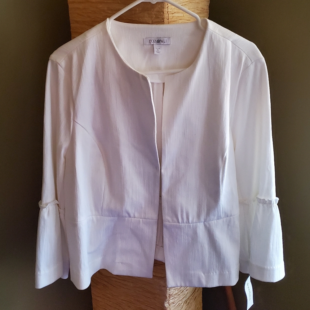 Roz&Ali White Blazer w/Three Quarter Bell Sleeve